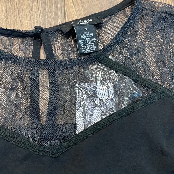 Lace shoulder top - Picture 2 of 3